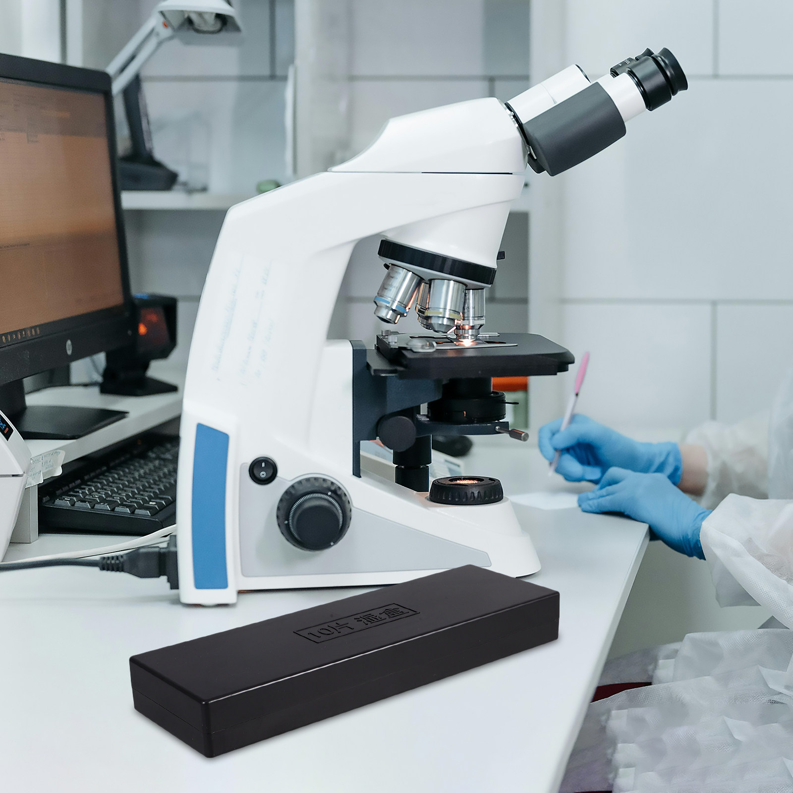 Pathology Slide Storage - กล่องเก็บสไลด์พยาธิวิทยาสีขาวโปร่งใส พร้อมระบบควบคุมความชื้น สำหรับจัดระเบียบ รักษาสภาพ และขนส่งสไลด์กล้องจุลทรรศน์ในห้องปฏิบัติการ